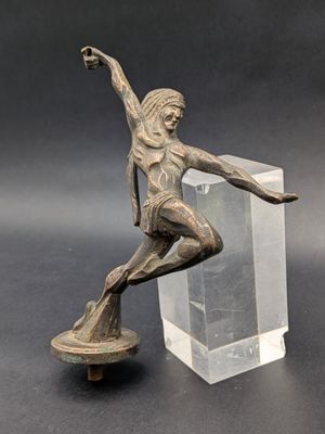 statue d'une femme sur un skateboard, posée sur un bloc transparent