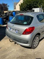 PEUGEOT 207 5 portes, grise métallisé, équipée d'un attelage (photo 3)