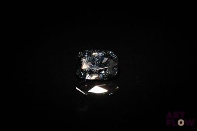 gros plan d'un diamant sur une surface noire