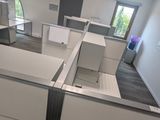 une pièce avec plusieurs box à l'intérieur