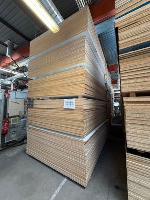 de nombreuses piles de panneaux de contreplaqué empilés les uns sur les autres