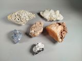 plusieurs types de roches et de cristaux posés sur une table