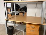 un bureau avec deux tiroirs et une armoire dans la pièce