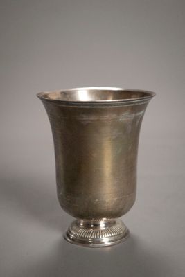 une coupe en argent posée sur une table