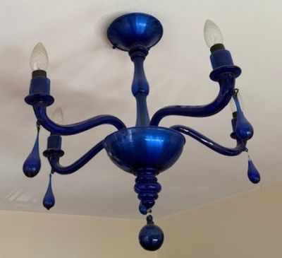 un lustre bleu suspendu au plafond d'une pièce