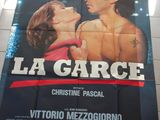 affiche de film représentant un couple en train de s'embrasser dans des toilettes, près d'un urinoir