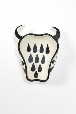 an image of a ceramic bowl with a cow ' s head on it