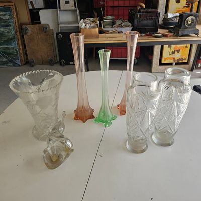 trois vases en verre posés sur une table dans une pièce