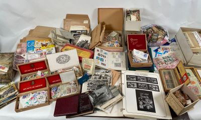de nombreux types de timbres et d'enveloppes sur la table
