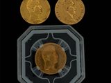 deux souverains d'or et une pièce de monnaie dans une vitrine