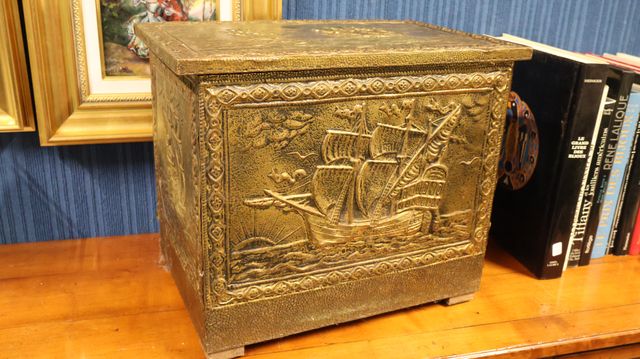 Petit coffre en bois recouvert de cuivre repoussé à décor maritim...