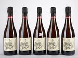 quatre bouteilles de vin sont alignées sur une table