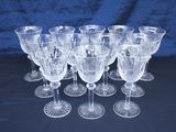 six verres à vin transparents posés sur une table noire