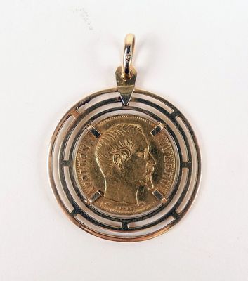 une image représentant une pièce d'or dans un motif en spirale