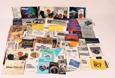 beaucoup de livres et de magazines sur la table