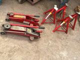 a lot of tools sitting on the ground next to each other