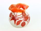 un vase blanc orné d'un motif rouge et blanc