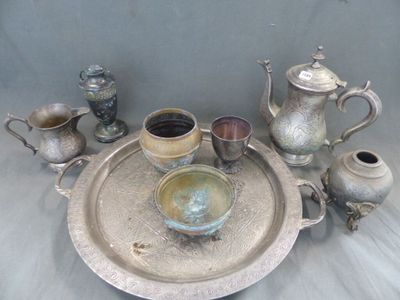 un plateau en argent sur lequel sont posés une théière et des tasses