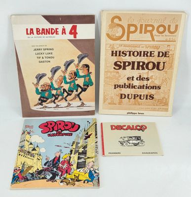 trois livres sont posés sur une table les uns à côté des autres
