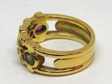 une image représentant une bague en or sertie de trois pierres de couleurs différentes