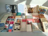 un grand nombre de livres posés sur une table