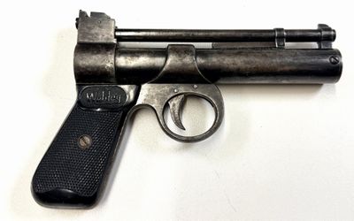 un pistolet posé sur une surface blanche