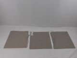 trois feuilles de papier posées sur une surface blanche
