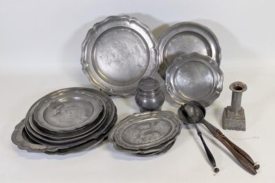 beaucoup d'assiettes et de cuillères en argent sur la table