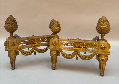 un banc de couleur dorée sur lequel sont posés deux ananas
