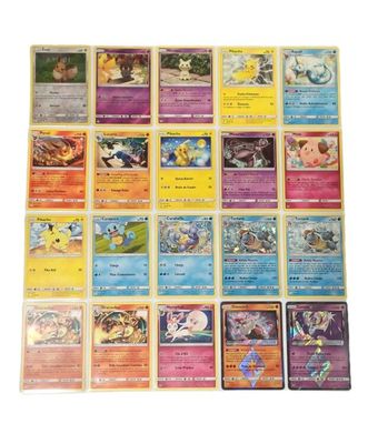 les cartes pokémon sont alignées sur une surface blanche