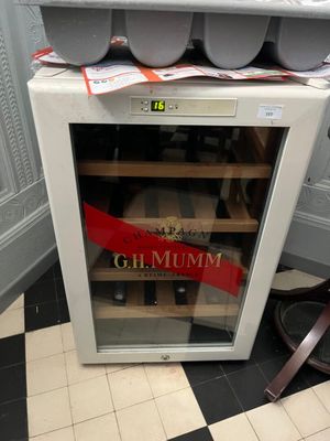 une cave à vin posée dans un coin de la pièce
