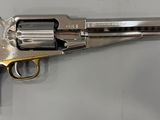 gros plan d'un revolver sur une surface blanche