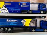 deux camions miniatures exposés dans une boîte