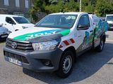un camion qui est garé dans un parking