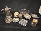 une table sur laquelle se trouvent de nombreux objets en argent