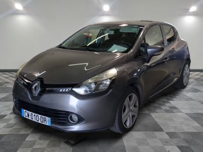 la voiture grise est garée dans le garage sur le sol en damier