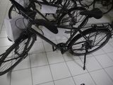many bikes that are sitting on the floor in the room