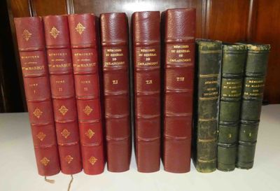 plusieurs vieux livres sont alignés sur une table