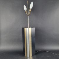 Lampe en mélaminé noir et bandes argentées et dorées.