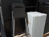 un réfrigérateur et un réfrigérateur-congélateur dans une pièce