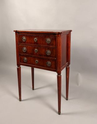 une image représentant une petite commode en bois posée sur un socle