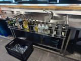 de nombreuses bouteilles d'alcool sur le plan de travail de la cuisine