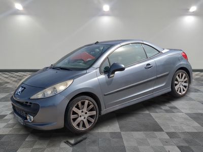 la photo d'une voiture bleue garée dans un garage