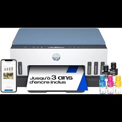 une imprimante de bureau HP, avec un téléphone et des cartouches d'encre à côté