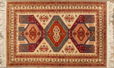 un vieux tapis aux couleurs et aux motifs variés