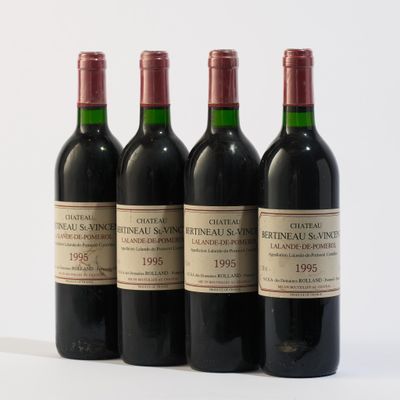 trois bouteilles de vin rouge sont alignées sur une surface blanche