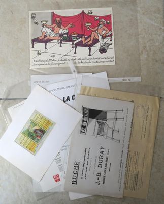 une pile de papiers posée par terre