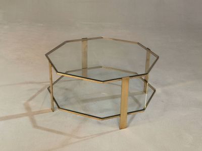 une table en verre surmontée d'un cadre doré