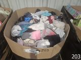 une boîte en carton remplie de vêtements et d'autres objets