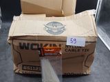 une boîte en carton posée sur le sol